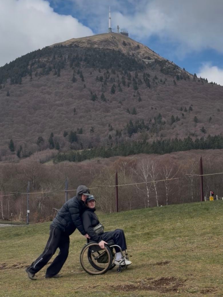 La vuelta al mundo en silla de ruedas: dos amigos australianos que se cargaron todo al hombro y no se bajaron de ninguna