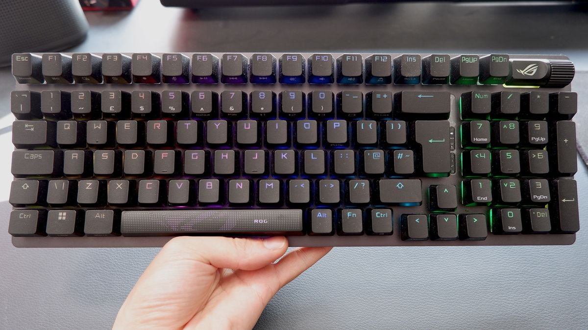 Logitech apuesto a todo o nada con el G512 X 98: un teclado que se anima a mezclar lo analógico y lo mecánico en la misma máquina
