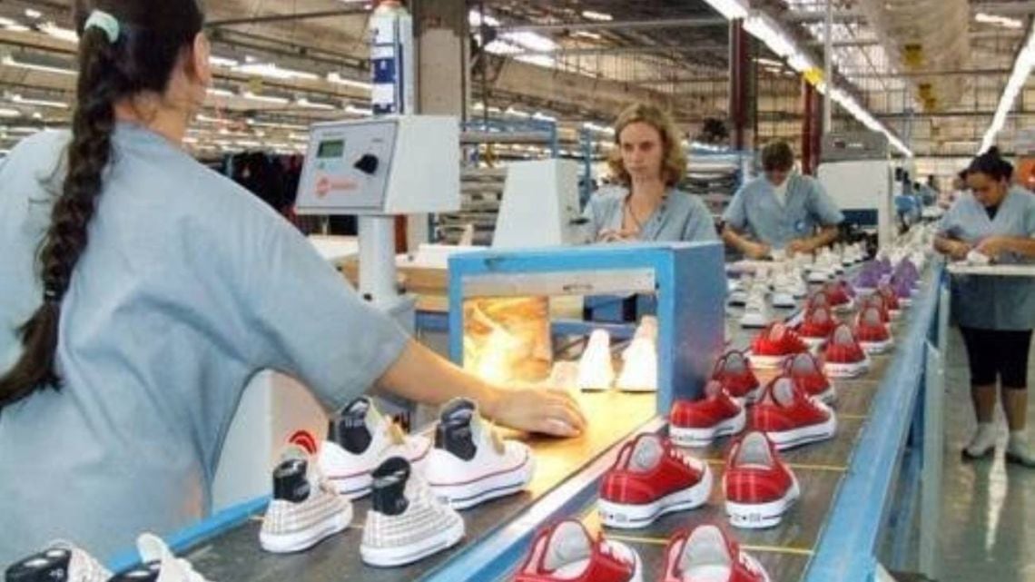 Cierre de la planta de Converse en Las Flores: la totalidad de los operarios quedó en la calle y la producción se detuvo de manera definitiva