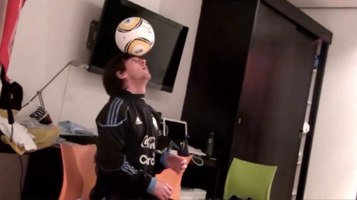 Messi, la Jabulani y los pies del diez: el video de 2010 que sigue dando vueltas