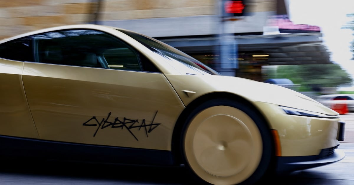 El Cybercab de Tesla queda bajo la lupa: la NHTSA le pregunta cómo carajo certificó un auto sin volante ni pedales