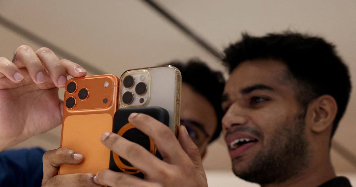 Adiós a la punzada del clip en la bandeja de la SIM: Apple por fin te deja mudar el número entre dos iPhone como quien muda una planta de maceta