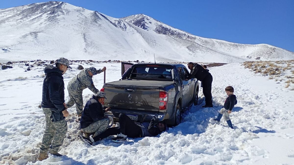 Una madre en la nieve: caminó sola quince kilómetros por la cordillera para pedir ayuda y salvar a su familia