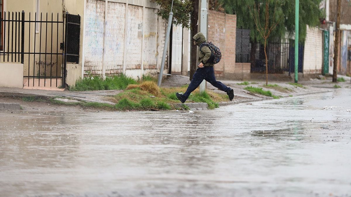 Neuquén se prepara para un día de nieve y lluvia: el termómetro se cae y el viento sopla con ganas
