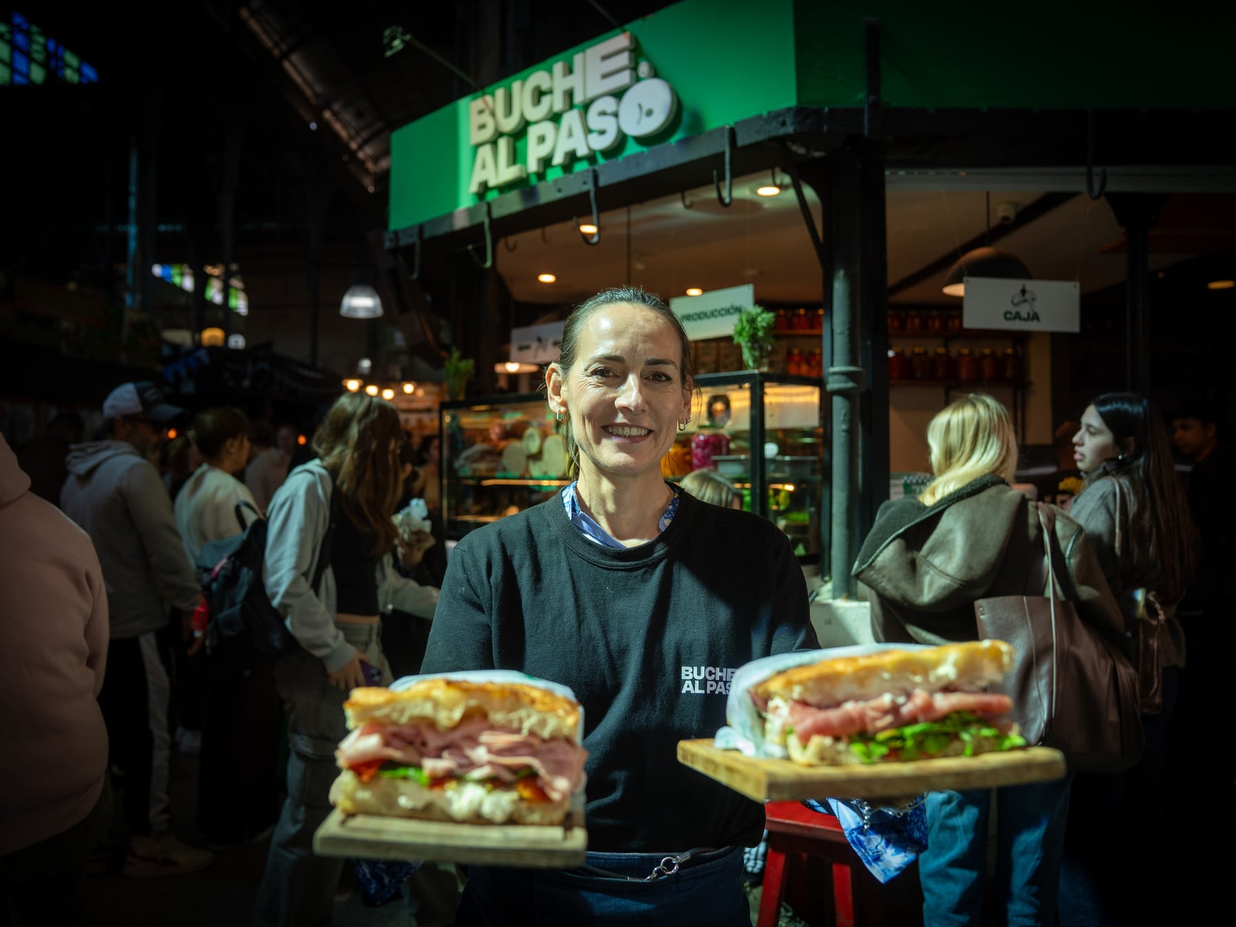 Una sanguchería del Mercado de San Telmo que vende cien sándwiches diarios con pan de leña y fiambres propios