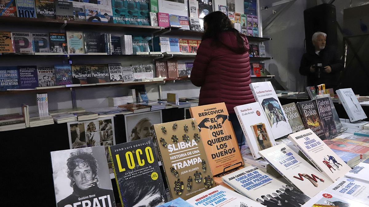 La Feria del Libro de Neuquén abrió en el Parque Central con libros desde 2.000 pesos y promociones para llevarse más de un título
