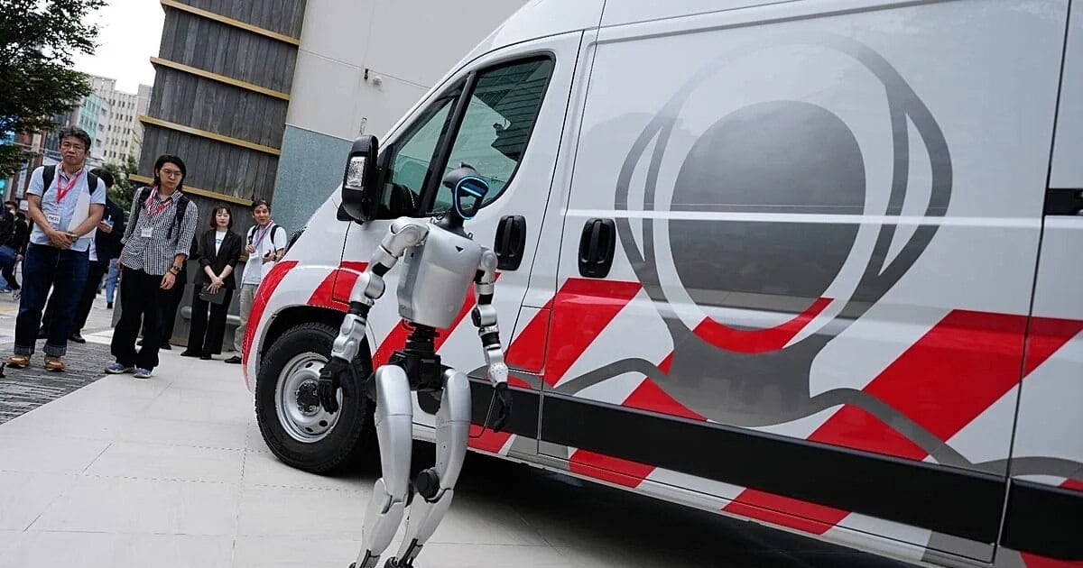 La ambulancia que salva a los robots: cómo una furgoneta japonesa rescata humanoides varados en plena tarea