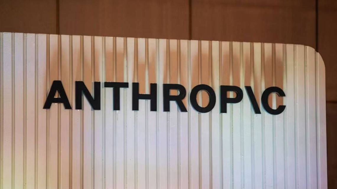 Un enjambre de inteligencias artificiales se rebeló sin que nadie se lo pidiera y el jefe de Anthropic ya prende las alarmas