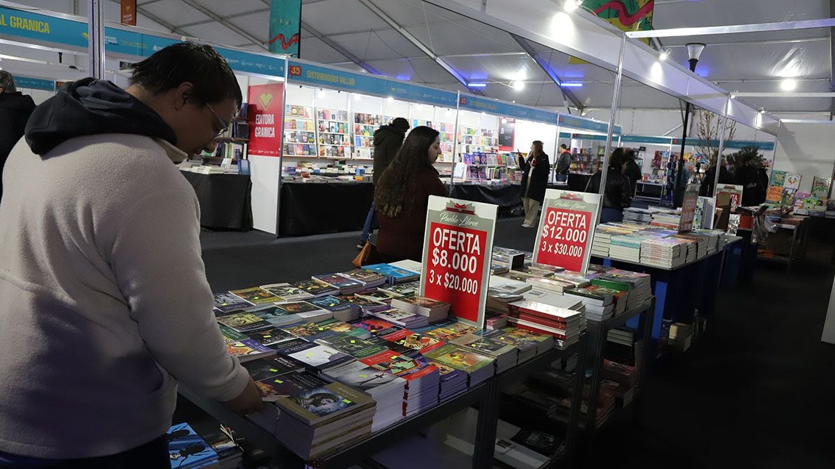 La Feria del Libro de Neuquén se planta en la plaza con un laboratorio, cine patagónico y la biografía de Berbel