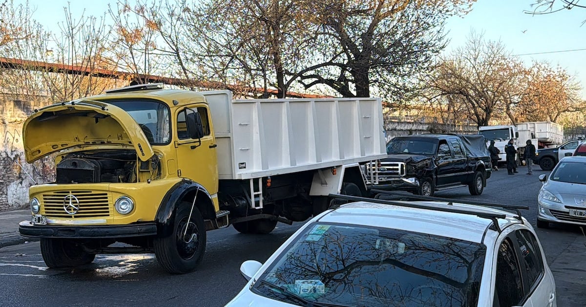 Mujer de 72 años resultó herida tras el choque entre un camión y una camioneta en Mataderos