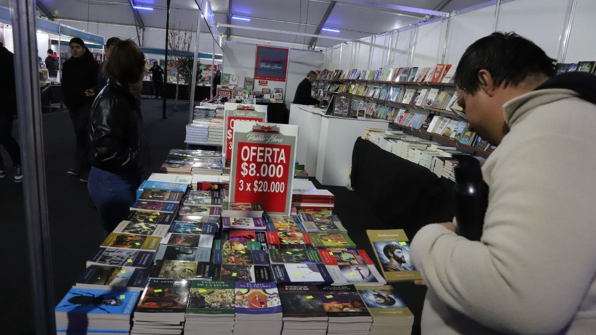 La Feria del Libro de Neuquén se estira hasta el domingo con teatro, talleres y autores que vale la pena cruzar a conocer