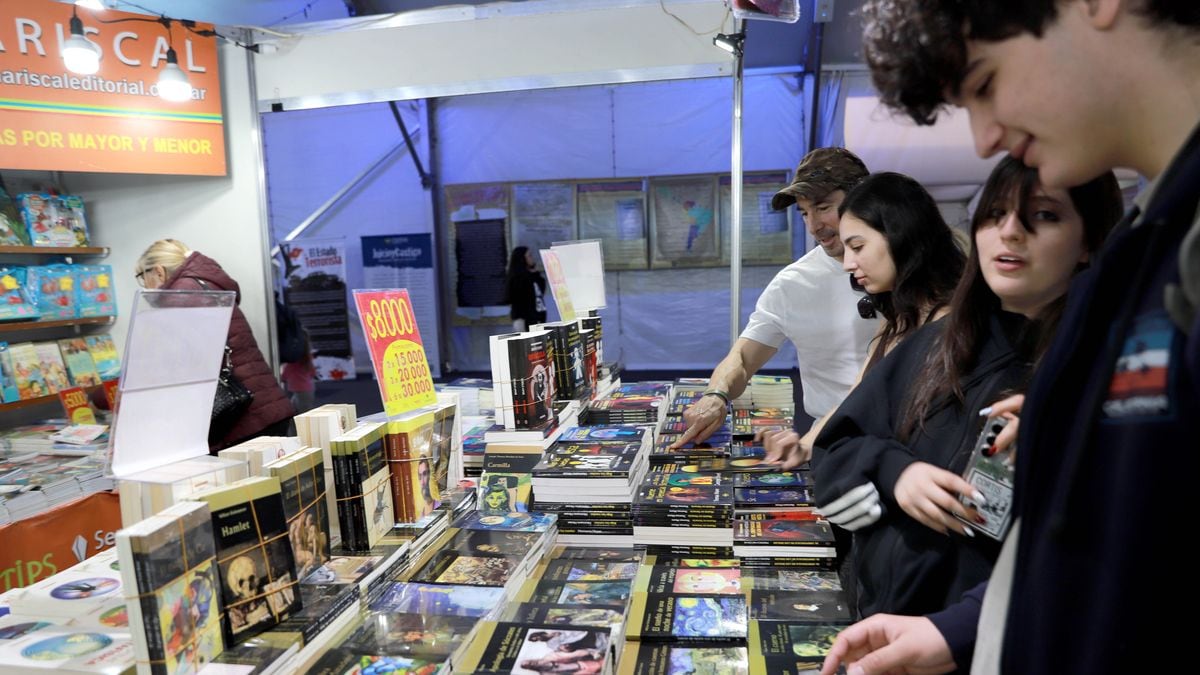 La Feria del Libro de Neuquén se despide entre libros, teatro y poesía bajo las globas del Parque Central