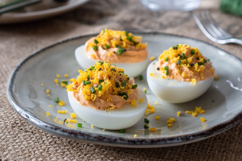 El secreto para unos huevos rellenos con textura más fina: tamizar las yemas