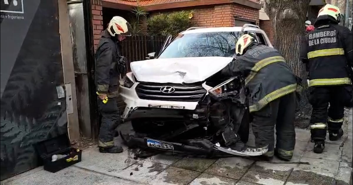 Choque en Palermo: un auto terminó sobre la vereda y el conductor fue asistido por el SAME