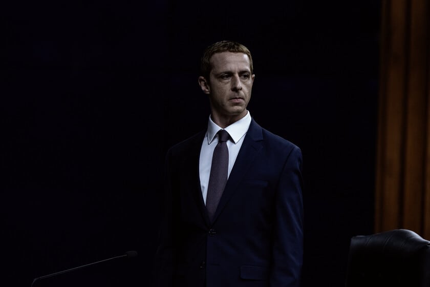 Vuelve la saga de Facebook con Sorkin en el timón y un Jeremy Strong metido en la piel de Zuckerberg hasta en los pasillos del set
