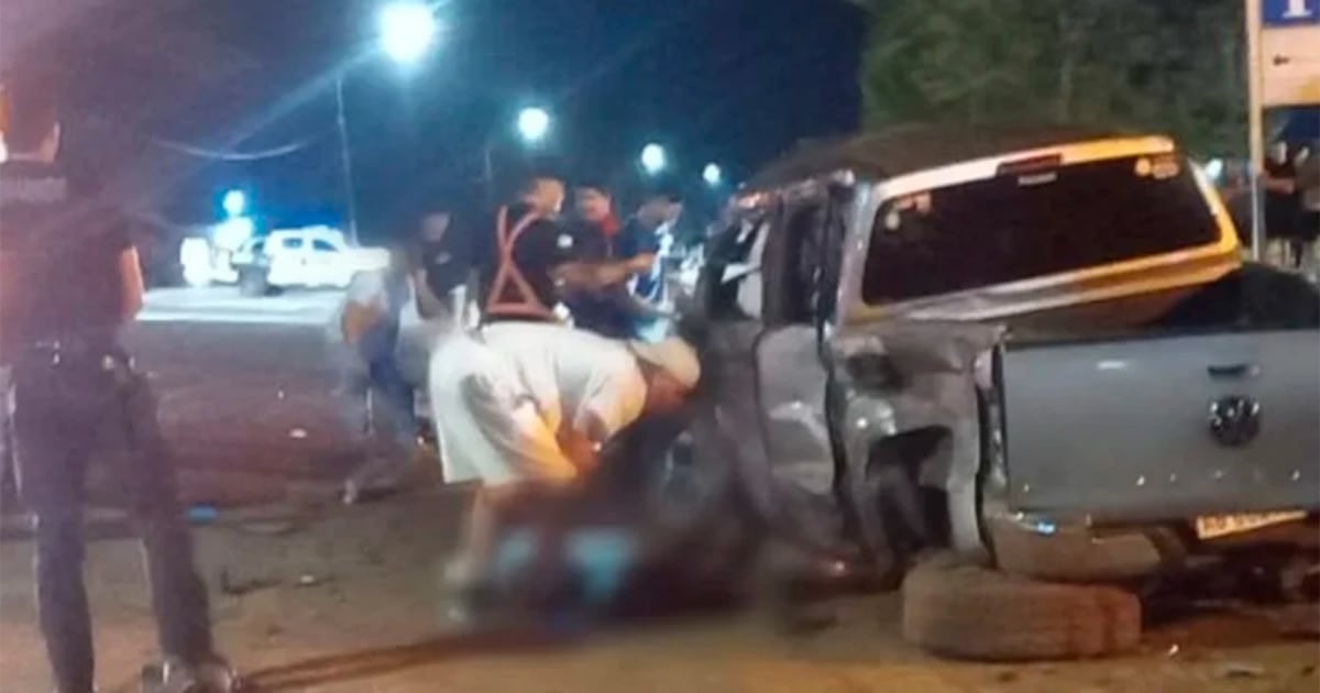 Dos jóvenes muertos y cinco heridos en un choque frontal entre camionetas en San Vicente