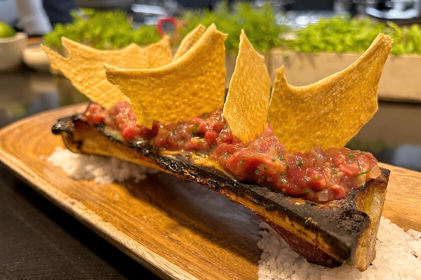 Carne cruda sobre tuétano caliente: la apuesta de Barra Baja en el centro de Sevilla