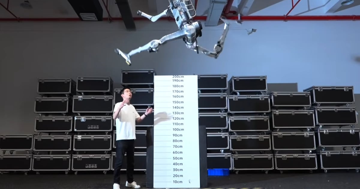 Ella corta verduras con la cámara en la cabeza: así se entrena a tu robot de cocina