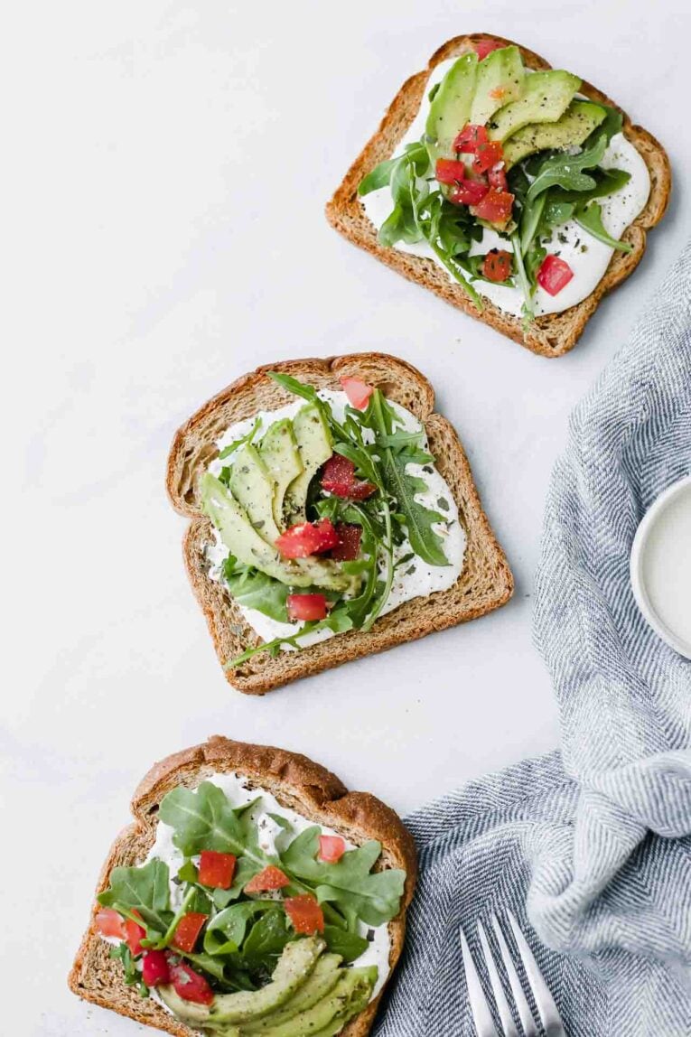 Siete combinaciones con tostadas y palta para resolver cualquier comida del día en casa
