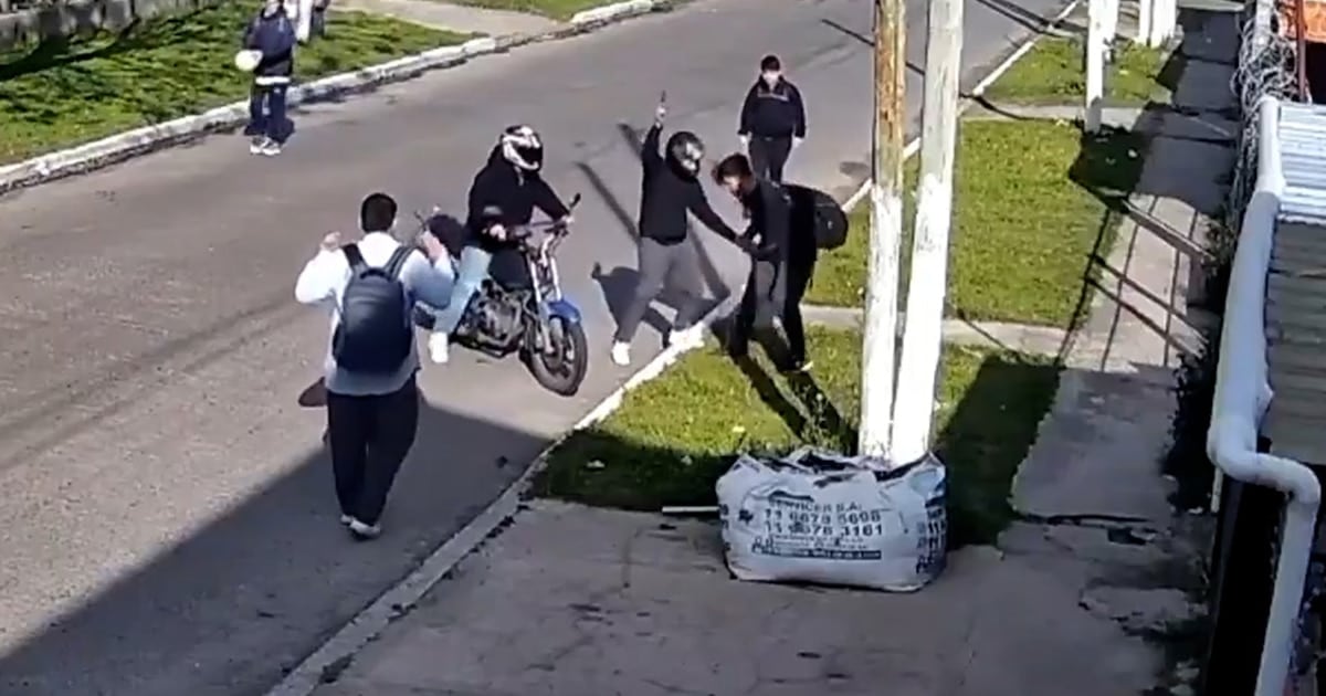 Asalto a adolescentes con autismo en González Catán: la Justicia busca a dos motochorros