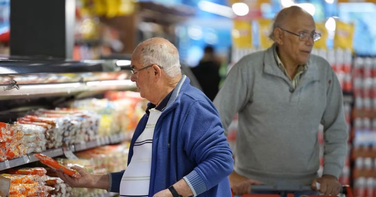 Compras de octubre para jubilados: cómo combinar los descuentos de supermercados con los reintegros bancarios que paga ANSES