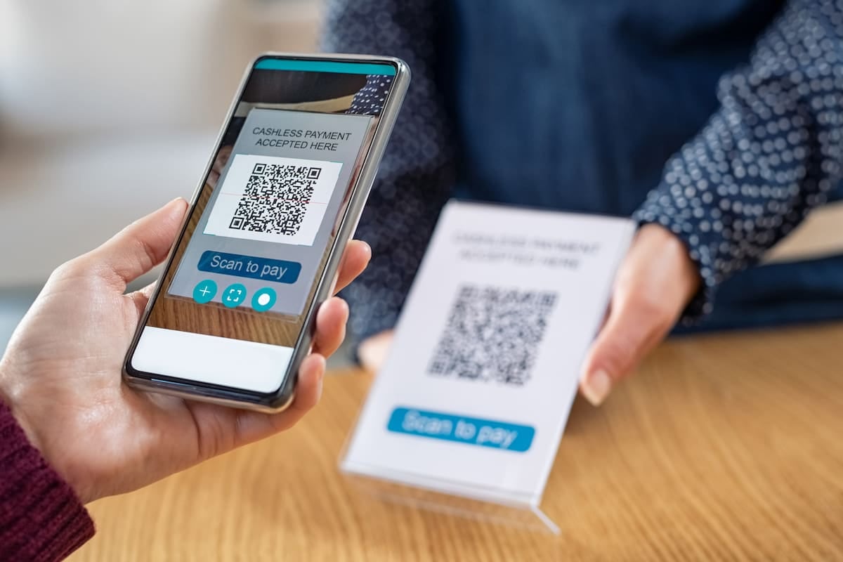 La plata se mueve por pantalla: los pagos con QR ya crecen el doble que el resto y el débito empieza a quedar atrás