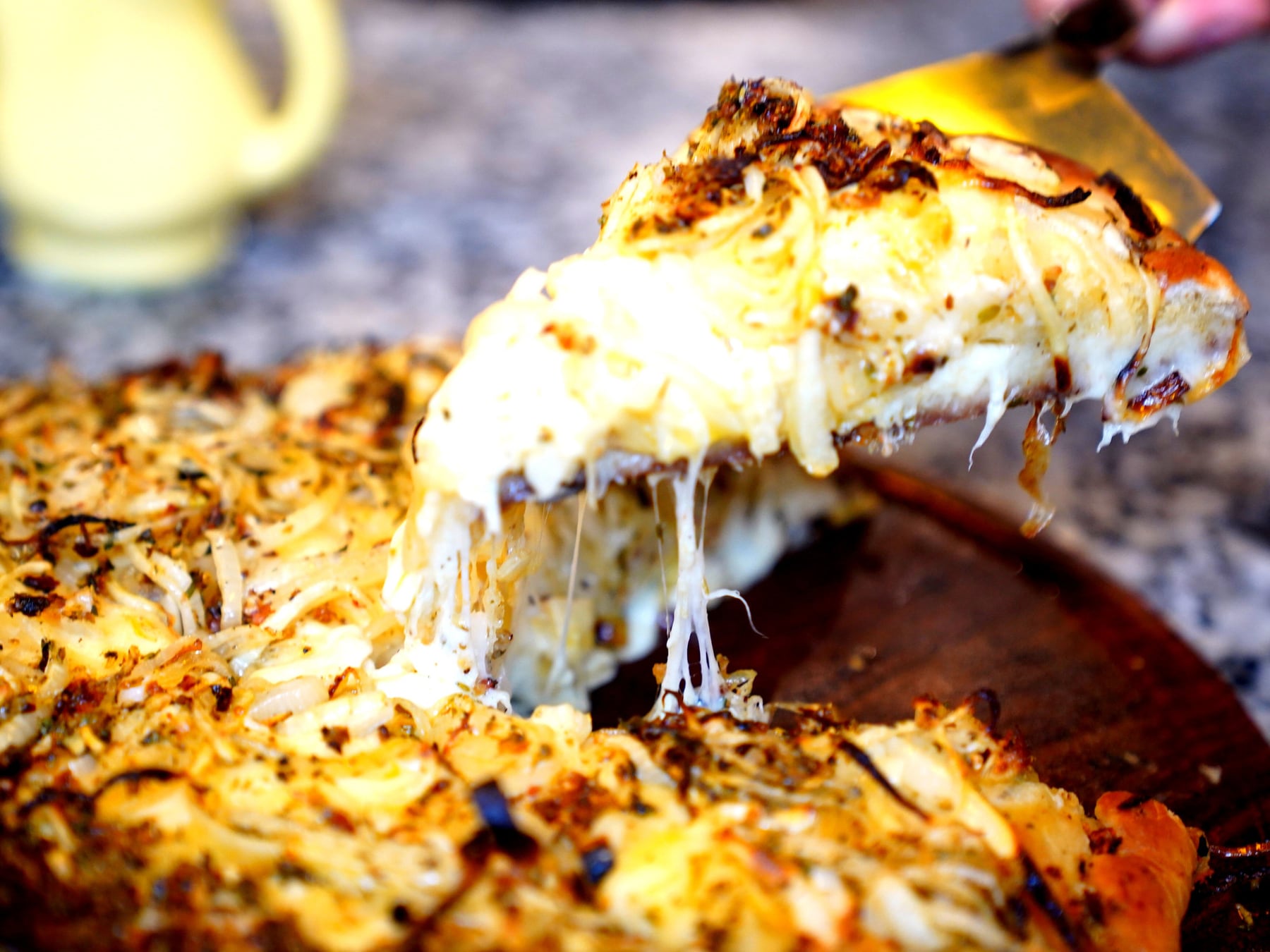 Seis pizzerías de Buenos Aires mantienen la tradición del mostrador con porciones que arrancan en $3.500