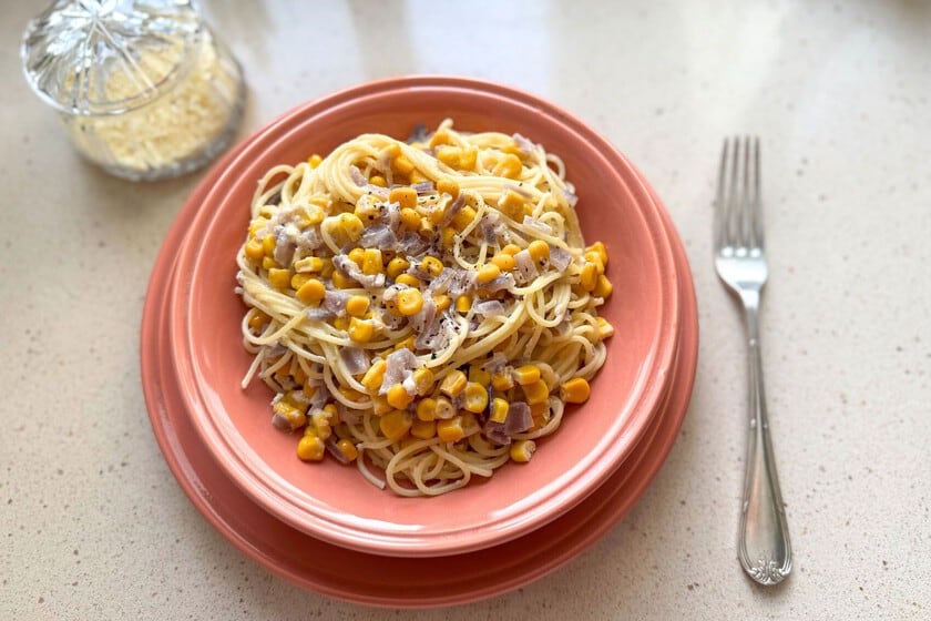 Espaguetis con choclo dorado: la pasta cremosa que resuelve la comida familiar en media hora