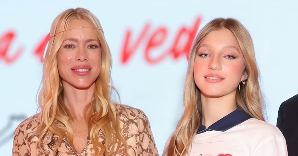Allegra Cubero se subió a la pasarela con la mirada de Nicole clavada en la primera fila