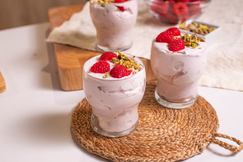 Mousse de frambuesas sin huevo: la receta que se arma en 15 minutos y deja la heladera trabajando por usted