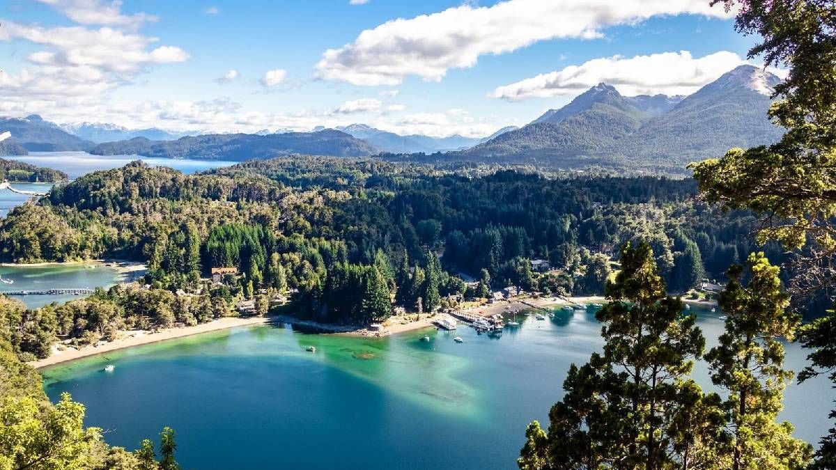 Una semana en la montaña a cambio de poner manos a la obra: la movida que seduce a quienes llegan a Villa La Angostura sin un peso extra