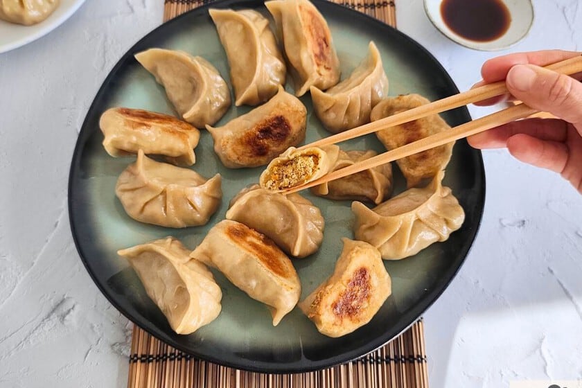 Gyozas vegetarianas con tofu y shiitake: la receta casera para obtener unas treinta unidades con base crocante y relleno jugoso