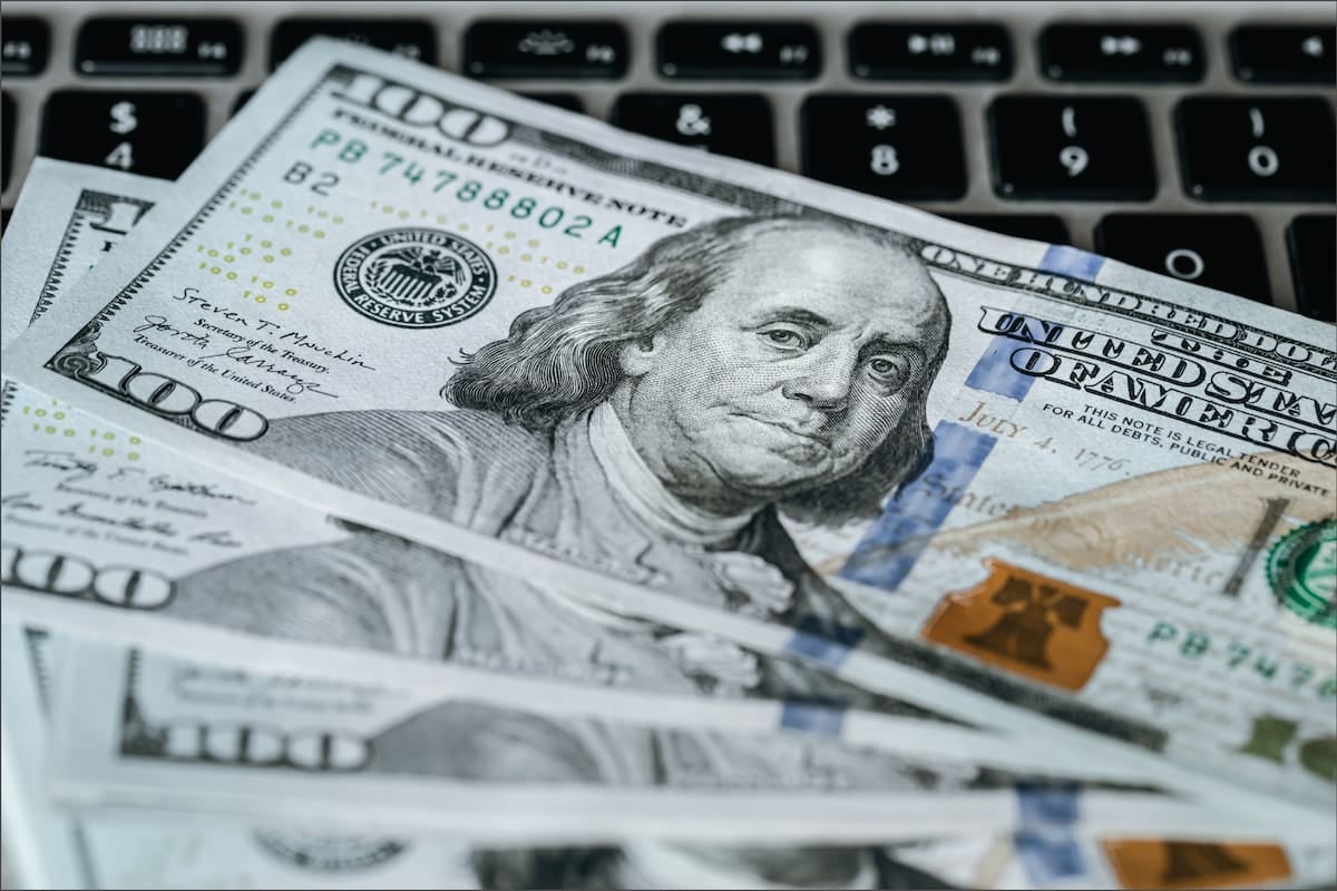 El domingo arrancó con dos dólares en la vidriera y la misma pregunta de siempre: a qué hora se compra