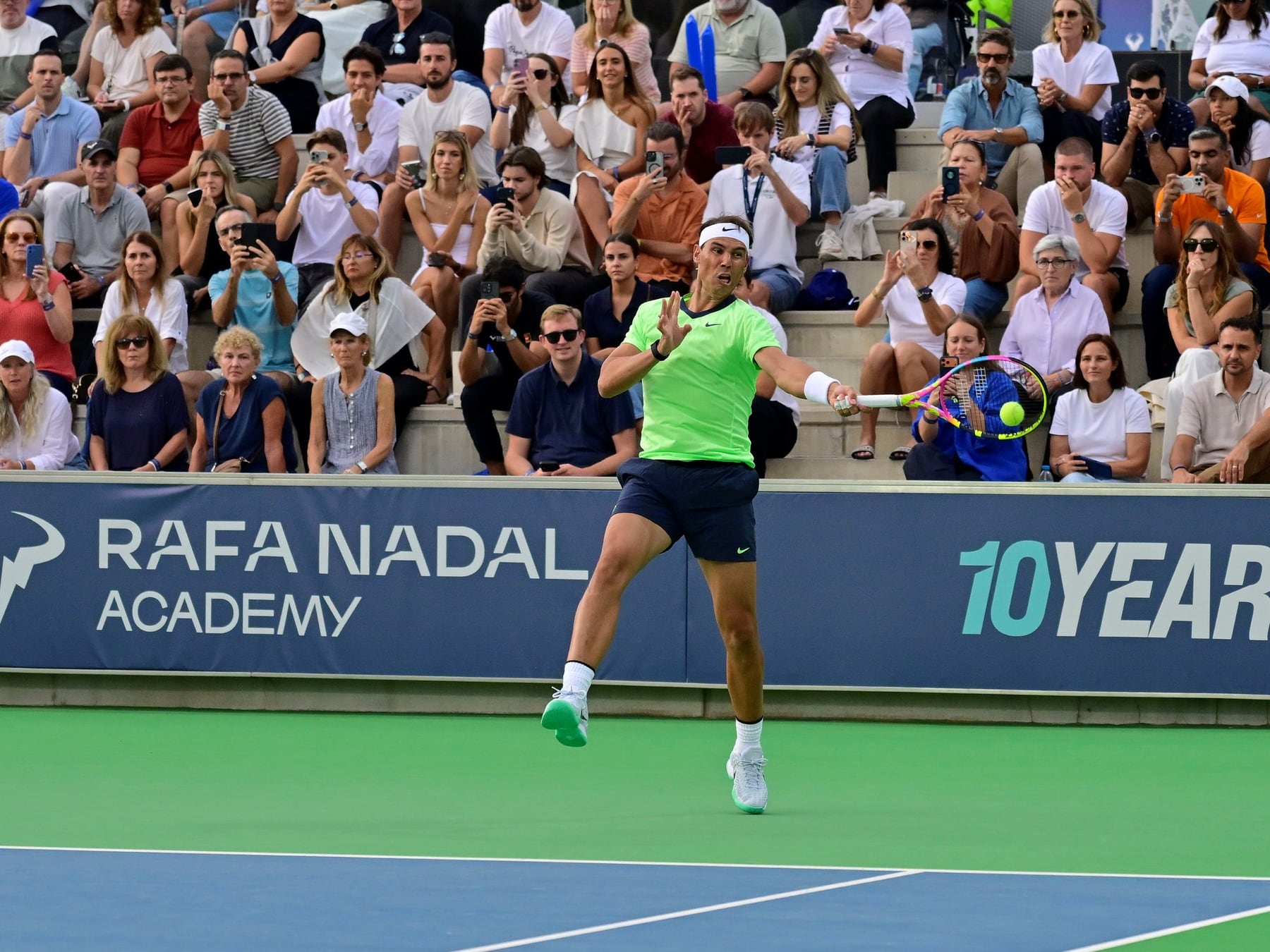 Nadal volvió a empuñar la raqueta y lo festejó con Moyá en su propia academia
