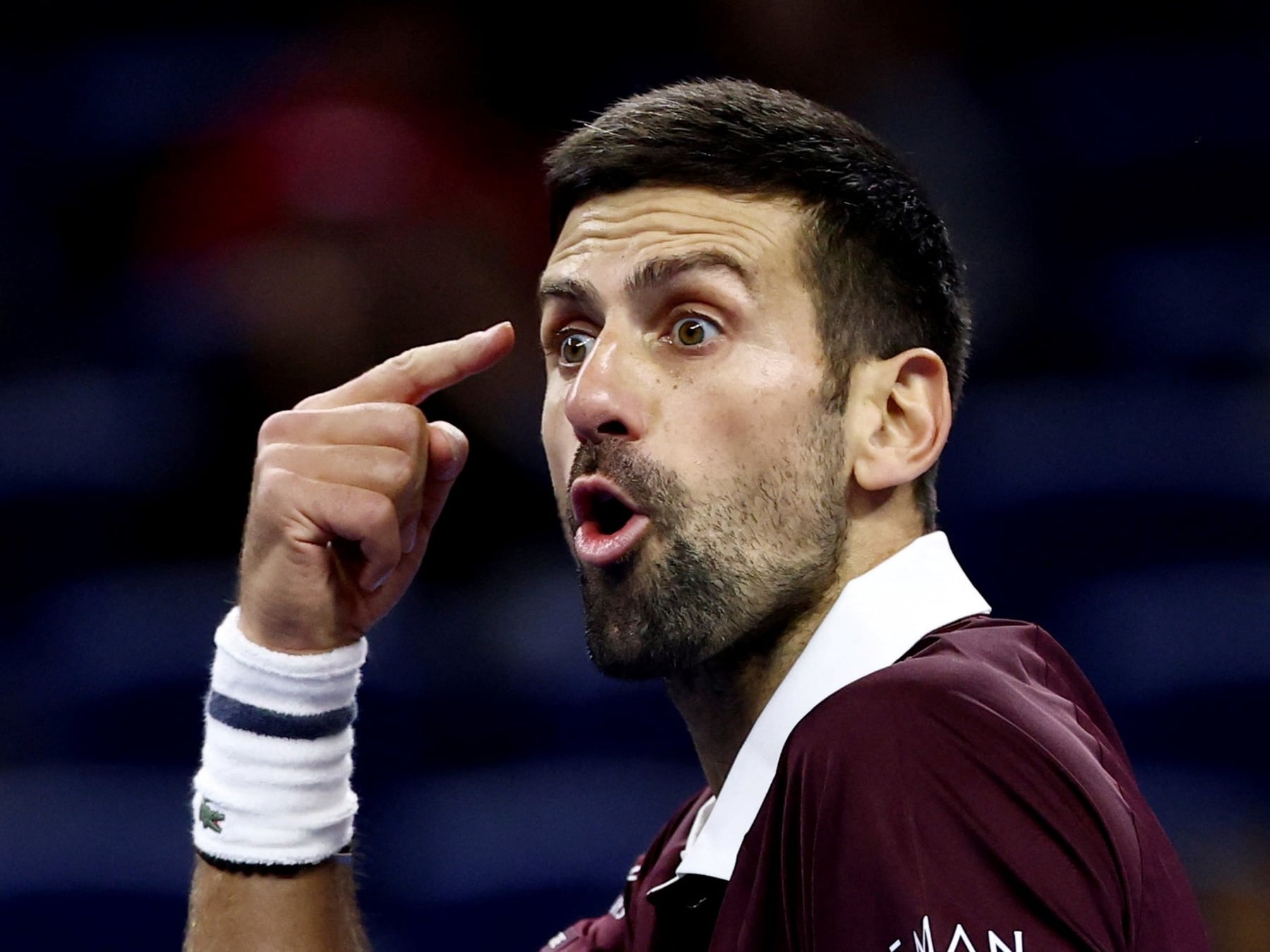 Nole se enojó, ganó y va por Medvédev en semis: lo vimos todos