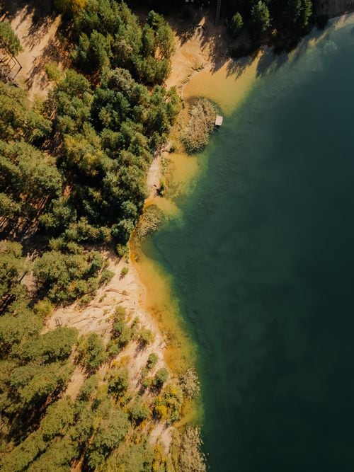La isla del lago Lácar que se visita solo por agua y guarda una capilla de los hacheros