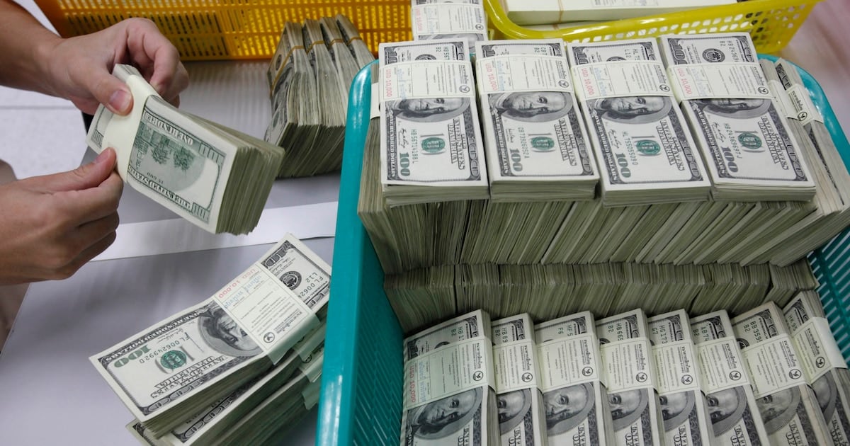 El dólar blue cedió a 1.545 pesos y se acercó al valor de venta del Banco Nación en el arranque de la semana