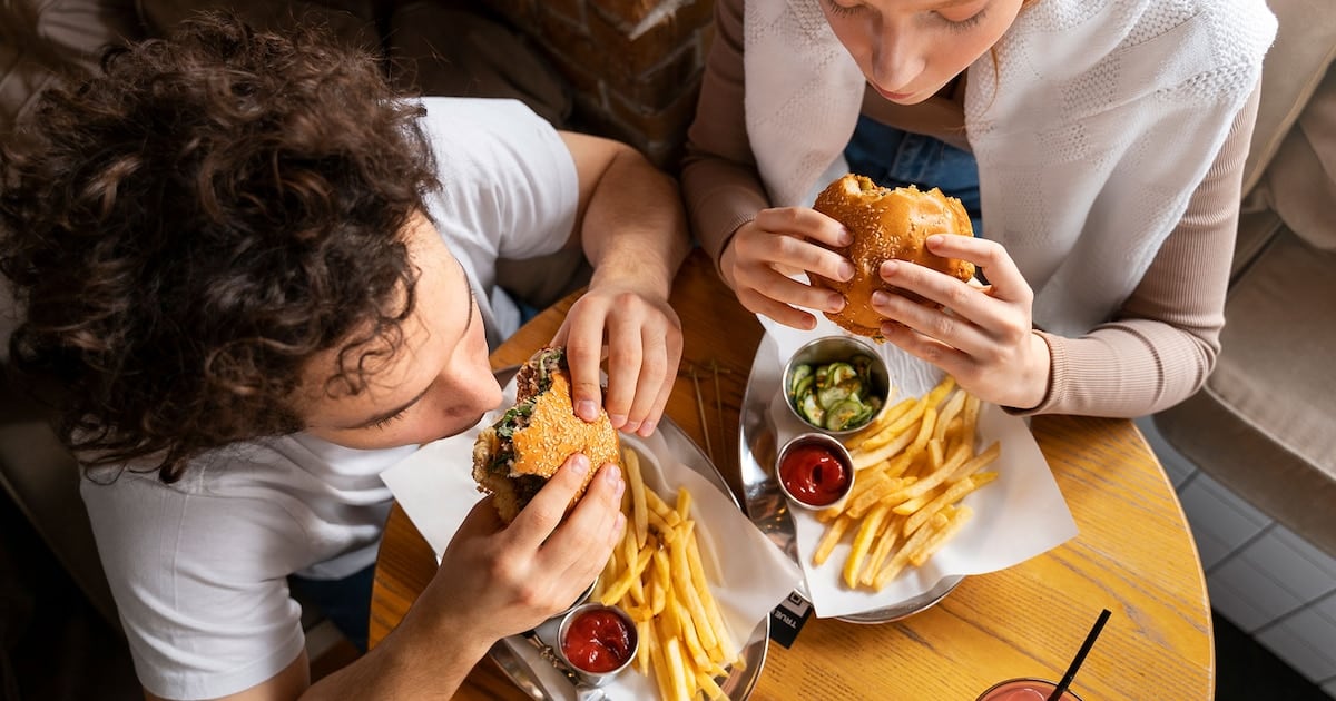 Dos almuerzos iguales en calorías, distintos en el cuerpo: lo que dejó un ensayo con 57 adultos