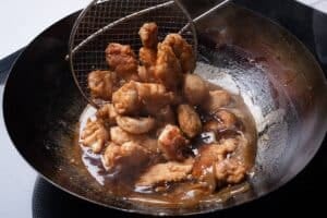 Pollo al limón al estilo oriental: claves de rebozado y salsa para replicarlo en casa