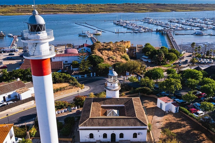 El Rompido, el pueblo pesquero de Huelva que une coquinas, dos faros y un cordón de dunas móviles sobre el río Piedras