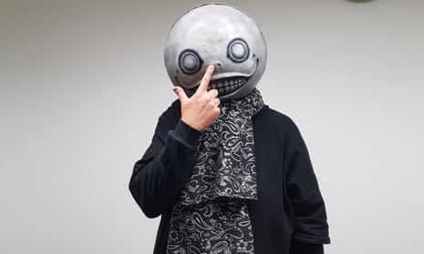 Yoko Taro, el director de NieR que se quedó para no perder la cabeza: ya escribe la nueva serie de Evangelion