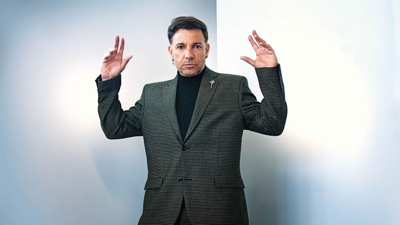 Bossi se saca el traje de imitador y se pone seis caras distintas para enamorar en una serie