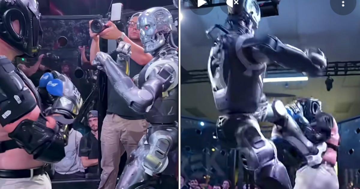 Un influencer le peleó a robots en una jaula y ganó una mano rota y una intimación oficial