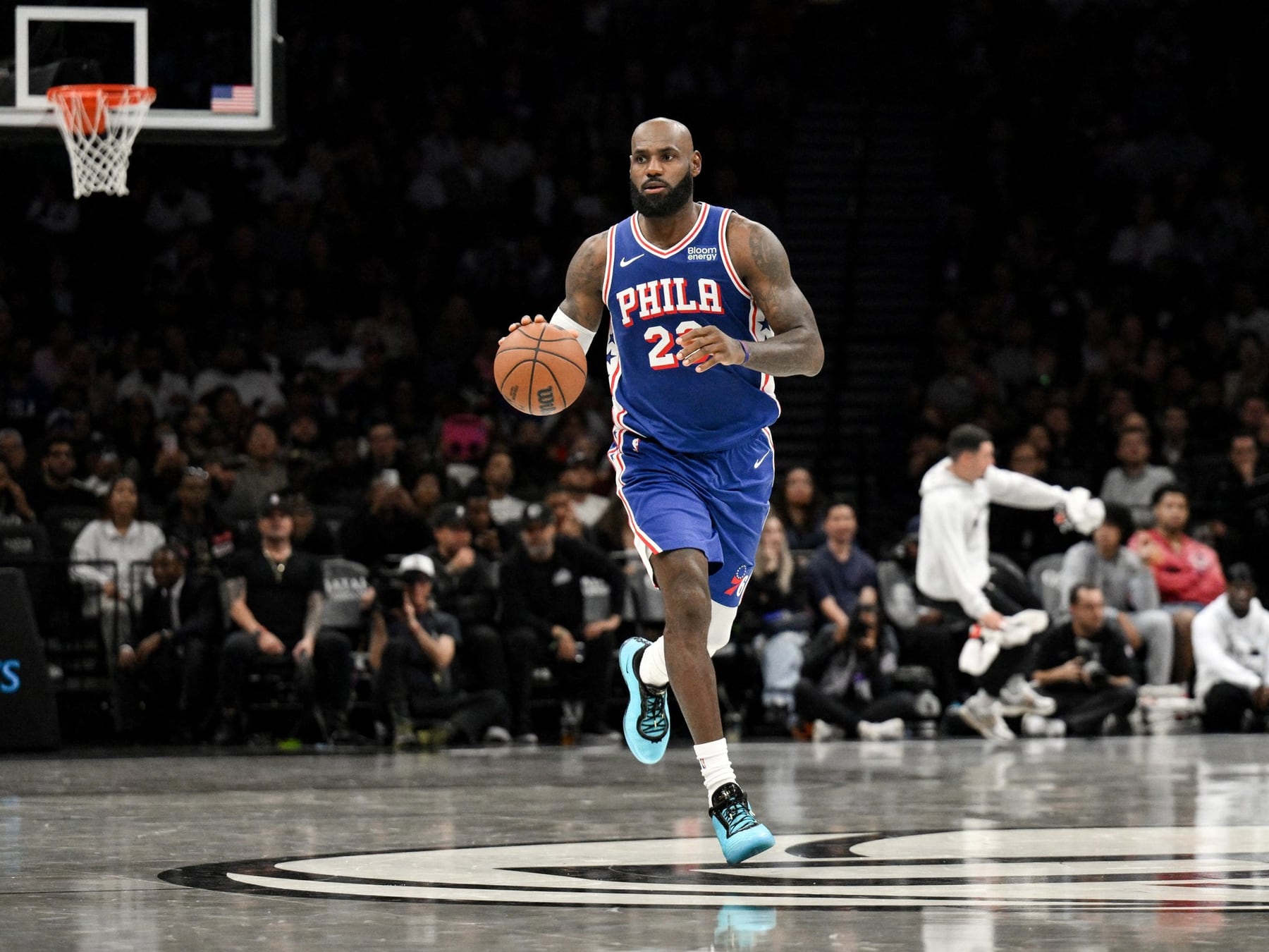 El Rey ya tiene nueva camiseta: LeBron arrancó con la 23 de los Sixers y cayó ante los Nets
