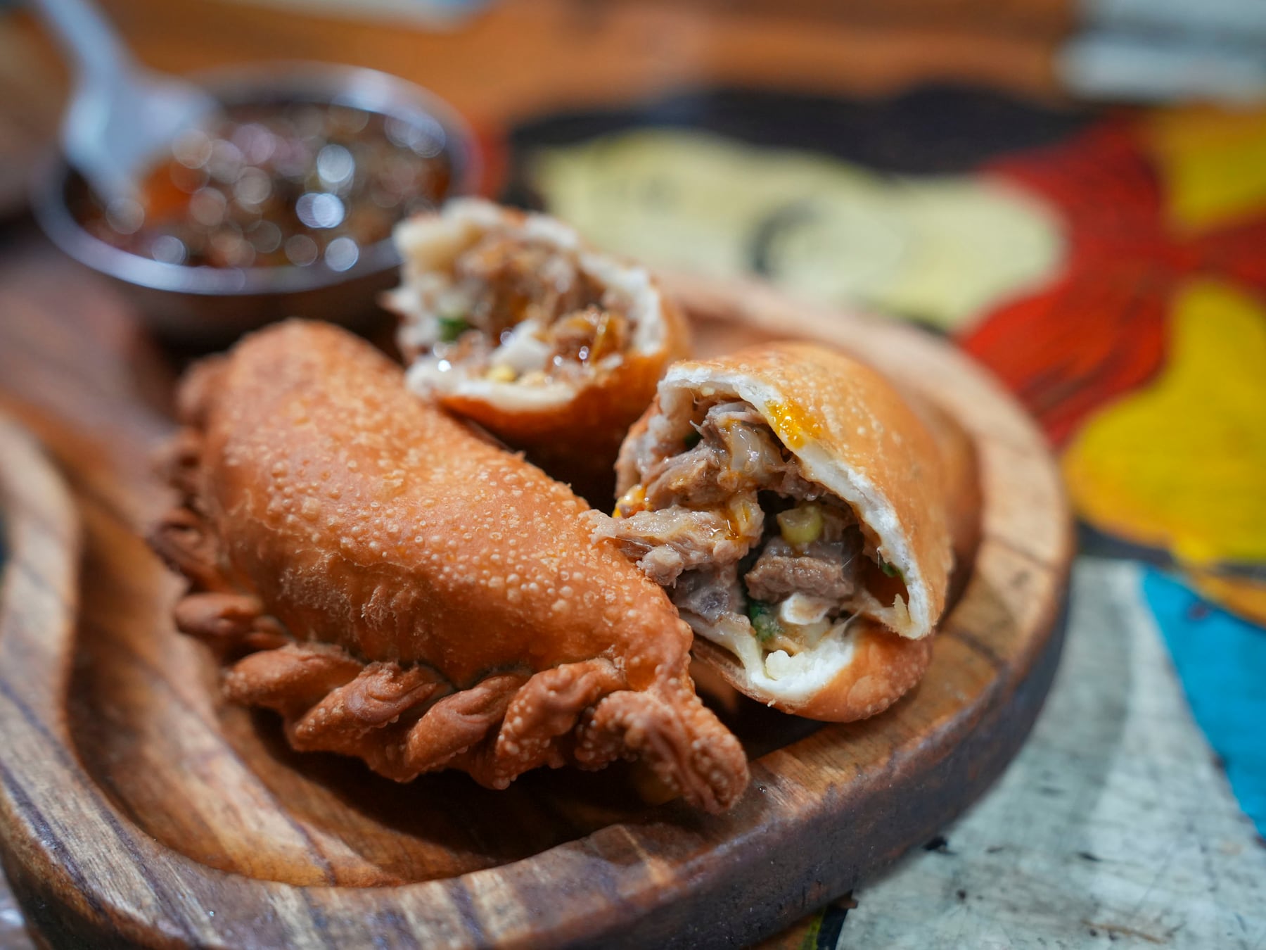 Empanadas de origen: cinco locales porteños que sostienen recetas provinciales con materia prima y técnica de cada región