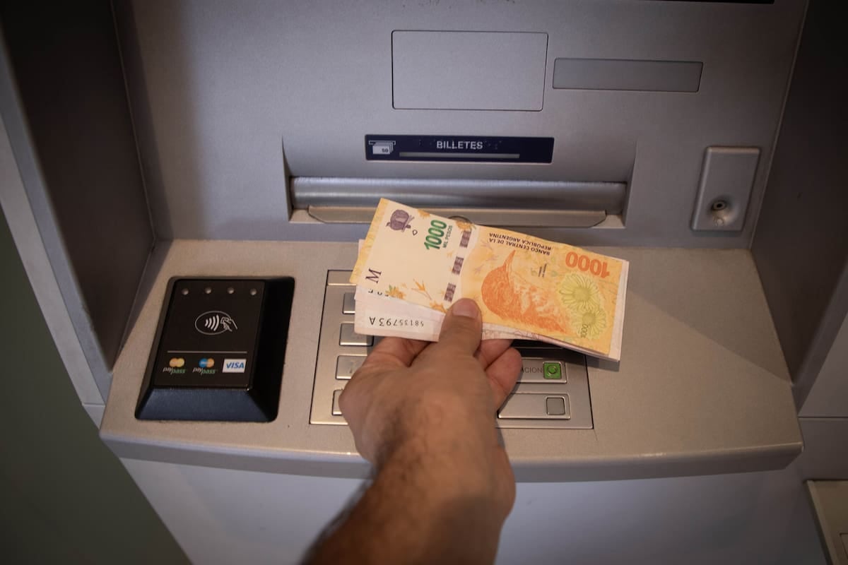 La banca se muda a la pantalla y el pueblo siente el frío del mostrador vacío