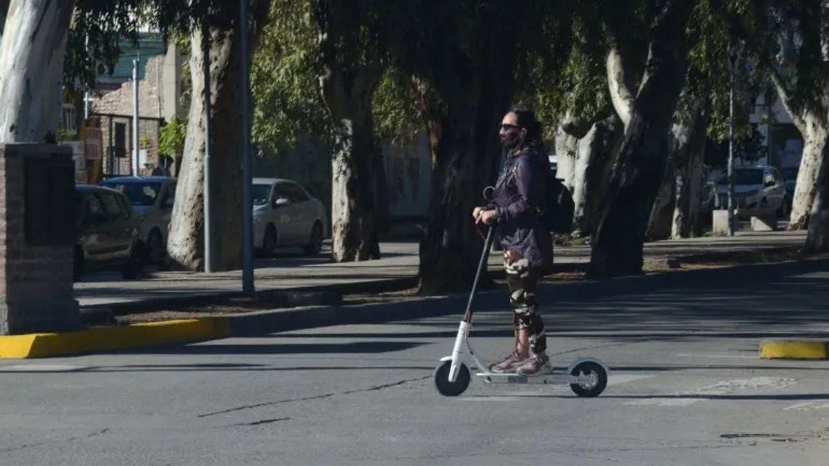Monopatines públicos en Neuquén: la apuesta del municipio para mover el centro sin humo y sin amarras