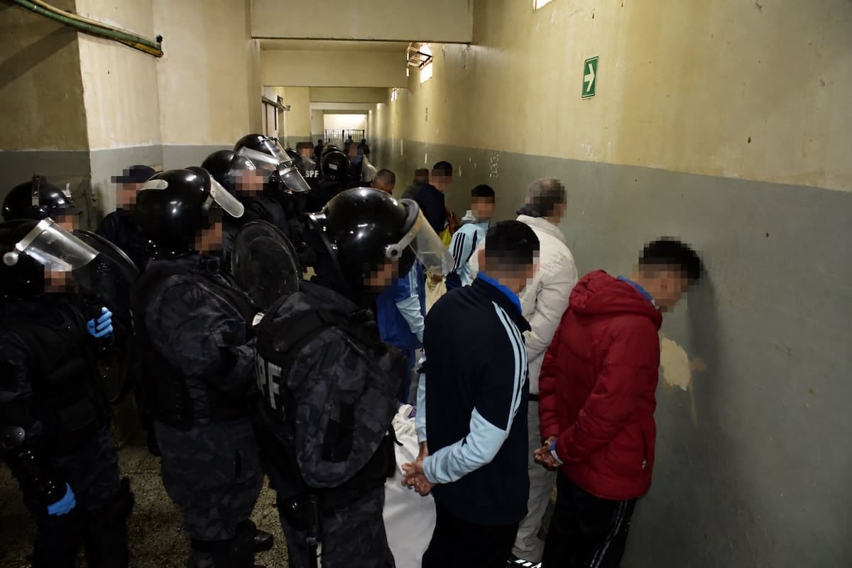 Arranca el operativo para vaciar Devoto: ya mudaron a 326 internos hacia Marcos Paz