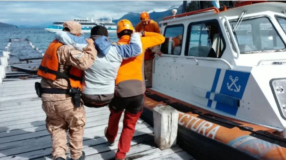 Un tobillo fracturado a diez kilómetros de la salida: operativo de rescate en el sendero al Bosque de los Arrayanes
