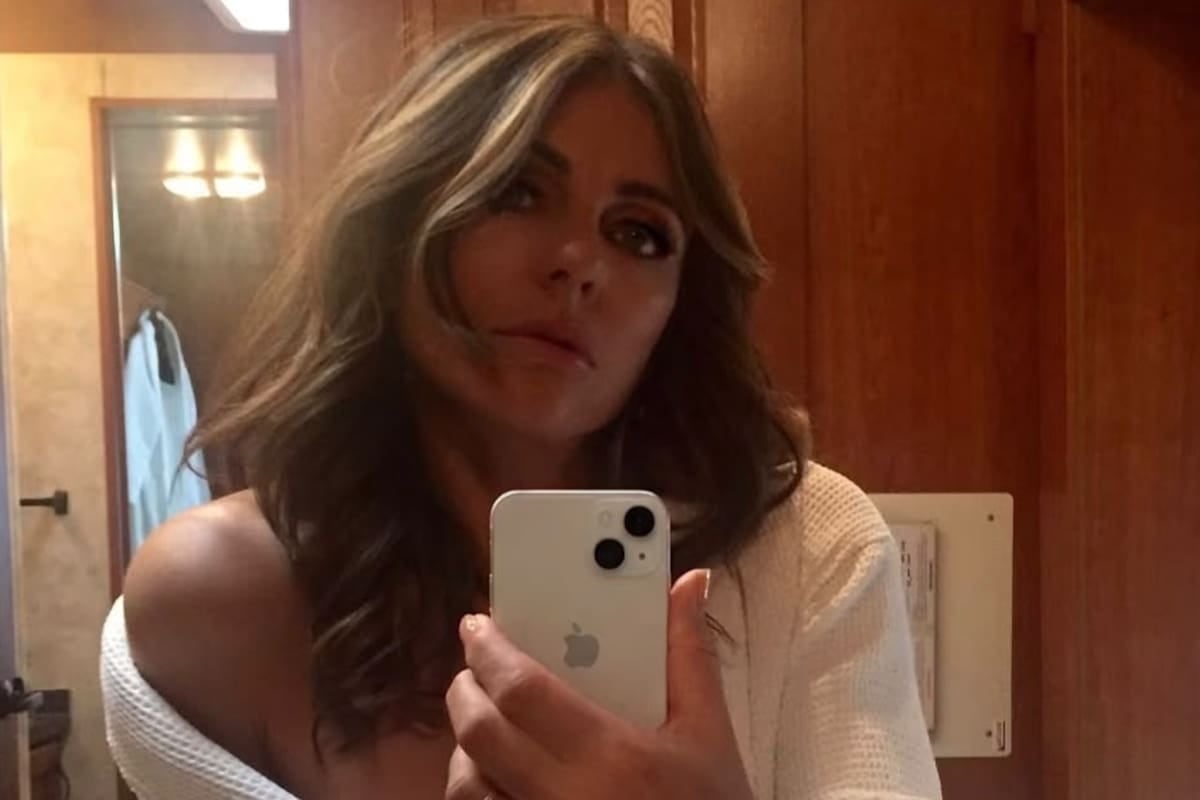 Elizabeth Hurley volvió al set de The Burbs con un anillo que encendió las sospechas de sus fans